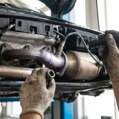Mechanik sprawdza katalizator Skody, podejrzewając błąd DTC P0420.