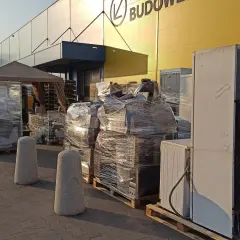 Elektrośmieci czekają na odbiór przed Castoramą. Stare lodówki i pralki gotowe do recyklingu.