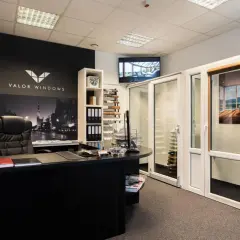 Recepcja salonu okien i drzwi z ekspozycją produktów.