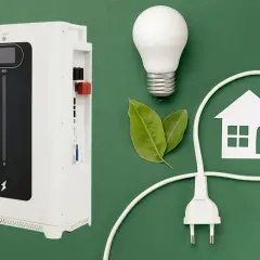 Biały magazyn energii bez fotowoltaiki, żarówka, liście i symbol domu z wtyczką.