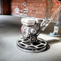 Pracownik wygładza posadzkę mechanicznie. Sprawdź, jaka jest styrobeton cena za m2 dla Twojego projektu budowlanego.