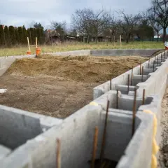 Jak łączyć zbrojenie w fundamentach, aby uniknąć błędów konstrukcyjnych