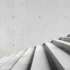 Minimalistyczne schody betonowe, idealne dla tych, którzy szukają, jak tanio wykończyć schody betonowe.