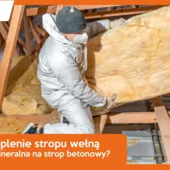 Ocieplenie stropu betonowego na poddaszu nieużytkowym wełną mineralną. Pracownik w kombinezonie montuje izolację.