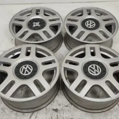 Cztery aluminiowe felgi do Volkswagena Golfa IV. Rozstaw śrub jest standardowy dla tego modelu.