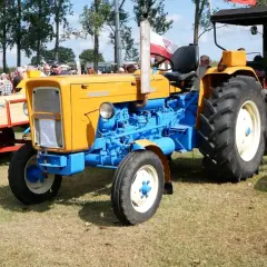 Żółto-niebieski Ursus C-360, klasyk na wystawie. Zastanawiasz się, ile oleju do silnika C 360? Ten traktor to historia polskiej motoryzacji.