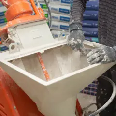 Robot do tynków maszynowych w akcji. Sprawdź, jaka jest aktualna tynki maszynowe cena i jak szybko można wykonać prace.