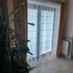 Jaki karnisz do salonu? 7 kluczowych porad przy wyborze