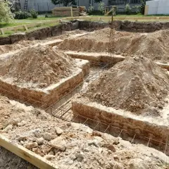 Fundament bez zbrojenia: czy to ryzykowne rozwiązanie dla budowy?