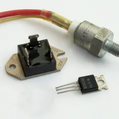 Trzy elementy elektroniczne: mostek prostowniczy, tranzystor TIC246D i metalowy element z gwintem, prawdopodobnie regulator napięcia.