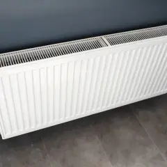 Biały grzejnik stalowy czy aluminiowy? Wybór ogrzewania do domu.