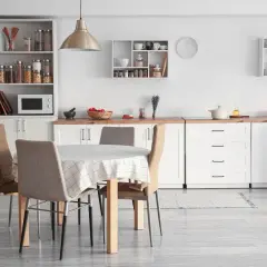 Jakie meble do jasnej podłogi w salonie? 8 sprawdzonych porad