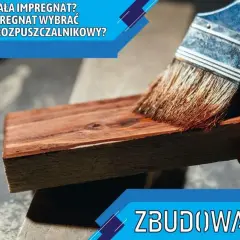 Pędzel nakłada impregnat na drewno.