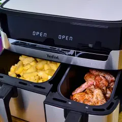 Podwójny air fryer Tefal z frytkami i kurczakiem w szufladach. To najlepszy air fryer do przygotowania dwóch dań naraz.