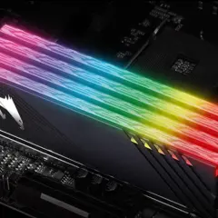Cztery moduły pamięci RAM z podświetleniem RGB, zamontowane na płycie głównej. Szybka pamięć wewnętrzna w akcji.