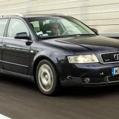Ciemnogranatowe Audi A4 B6 2.0 benzyna kombi jedzie autostradą.