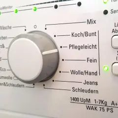 Panel sterowania pralki Beko z pokrętłem wyboru programów i przyciskami.
