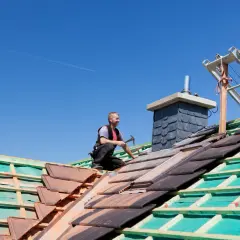 Budowa dachu dwuspadowego 100m2. Ciesla układa dachówki.