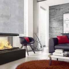 Nowoczesny salon z narożnym kominkiem, szarą ścianą i wygodną kanapą.
