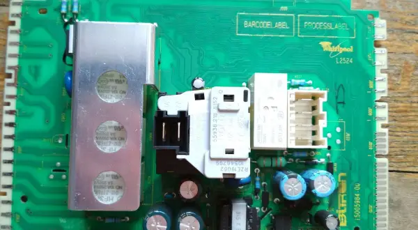Płyta sterująca pralki Whirlpool z widocznym oznaczeniem L2524. Może być powiązana z błędem F08.