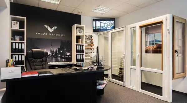 Recepcja salonu okien i drzwi z ekspozycją produktów.