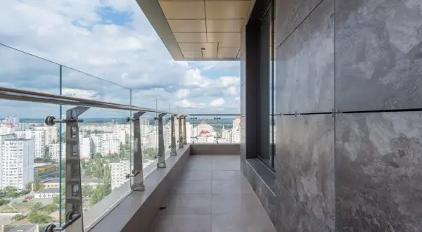 Siatka Przeciw Gołębiom: Jak Skutecznie Ochronić Balkon i Parapet?