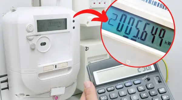 Kalkulator pokazuje odczyt licznika energii elektrycznej 2005.649 kWh. Sprawdzanie kody obis.