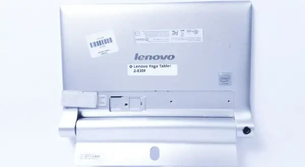 Tył tabletu Lenovo Yoga Tablet 2-830F. Dowiedz się, jak zresetować tablet Lenovo, gdy napotkasz problemy.