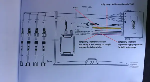 Schemat połączeń elektrycznych z modułem Valeo, pokazujący podłączenie czujników, masy, świateł STOP, cofania i zasilania ACC. Widać tu także złącza GPIO.