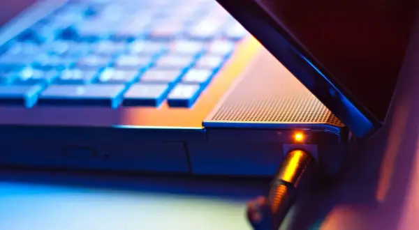 Jak naprawić baterię w laptopie: 5 skutecznych metod domowych