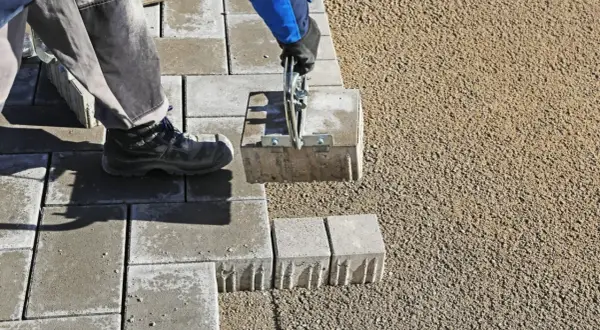 Ile żwiru pod kostkę brukową? Kluczowe wskazówki dla trwałości