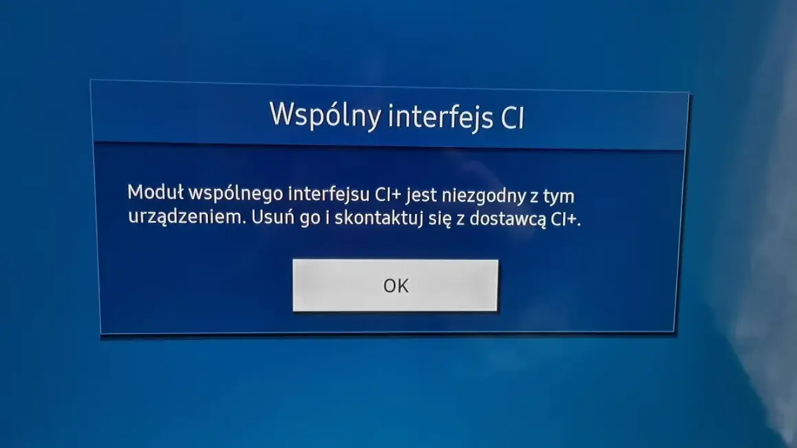 Komunikat na ekranie telewizora: "Moduł wspólnego interfejsu CI+ jest niezgodny z tym urządzeniem. Usuń go i skontaktuj się z dostawcą CI+.