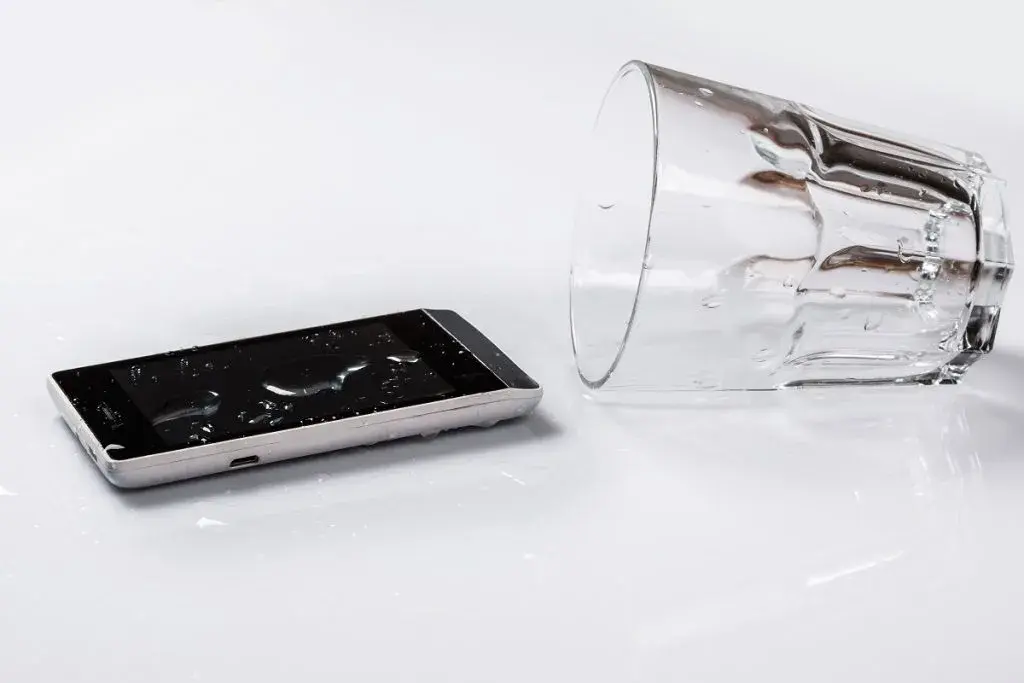 Skuteczne sposoby jak naprawić zalany głośnik w telefonie: poradnik krok po kroku