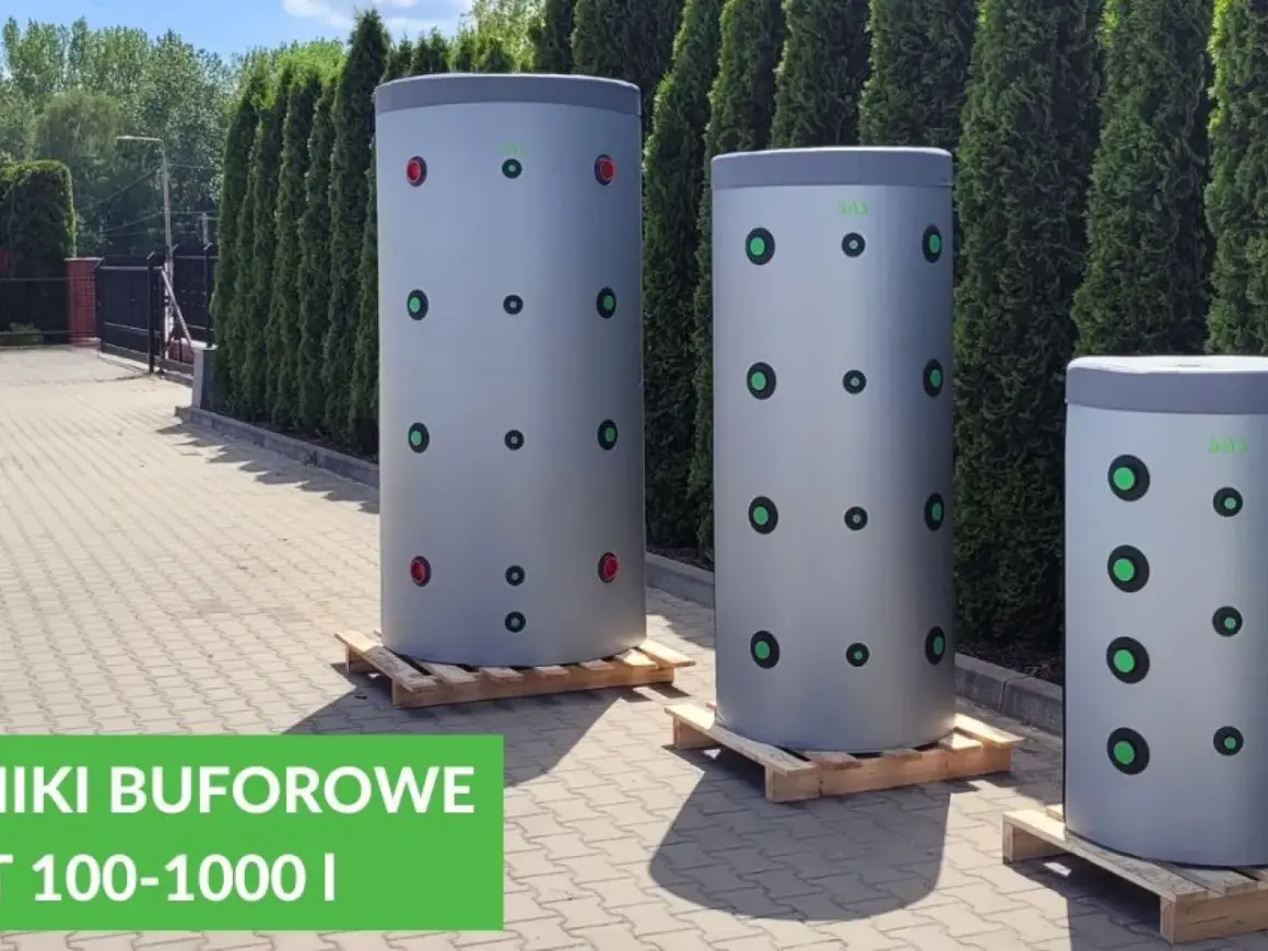 Trzy bufory ciepła 1000l stoją na paletach. Zastanawiasz się, na ile wystarczy bufor ciepła 1000l?