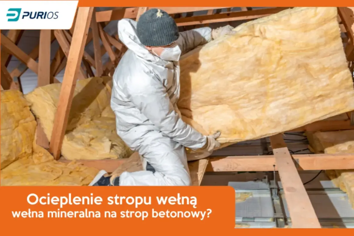 Ocieplenie stropu betonowego na poddaszu nieużytkowym wełną mineralną. Pracownik w kombinezonie montuje izolację.