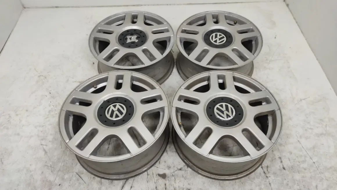 Cztery aluminiowe felgi do Volkswagena Golfa IV. Rozstaw śrub jest standardowy dla tego modelu.
