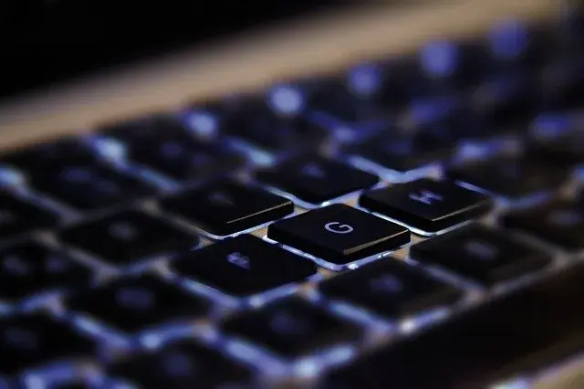 Przestawiona klawiatura? 5 skutecznych sposobów na naprawę w 2 minuty