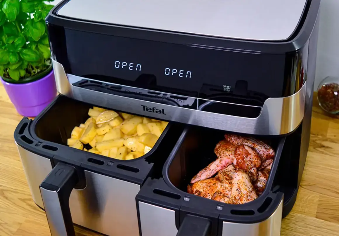 Podwójny air fryer Tefal z frytkami i kurczakiem w szufladach. To najlepszy air fryer do przygotowania dwóch dań naraz.