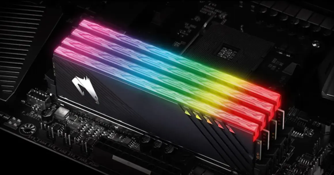 Cztery moduły pamięci RAM z podświetleniem RGB, zamontowane na płycie głównej. Szybka pamięć wewnętrzna w akcji.