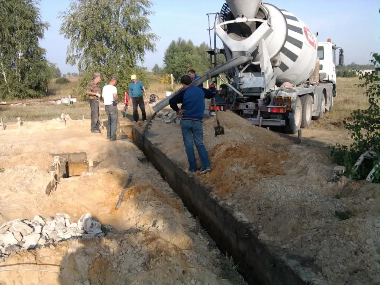 Beton B20 cena za m3 – budowa fundamentów, wylewanie betonu z gruszki do wykopu.