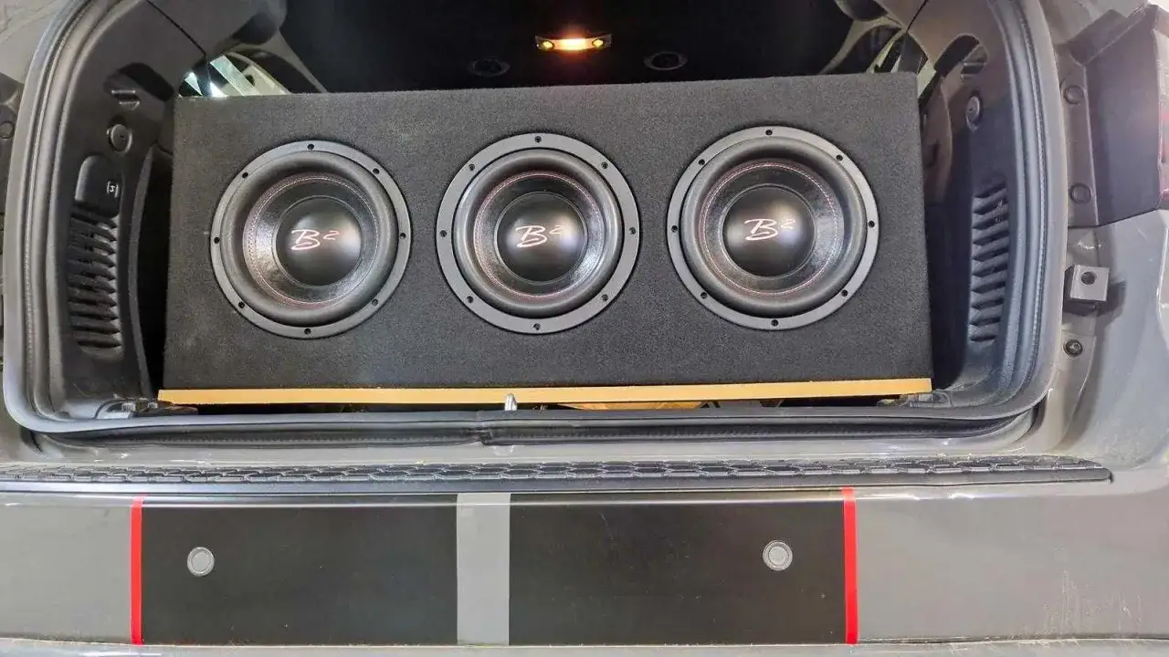 Potrójny subwoofer w bagażniku, gotowy do dostarczenia wrażeń prawdziwemu audiofilowi.