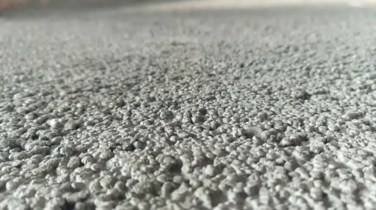 Zbliżenie na chropowatą powierzchnię pianobetonu, ukazującą jego porowatą strukturę.