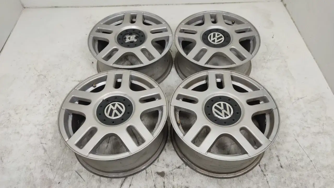 Cztery aluminiowe felgi do Volkswagena Golfa IV. Rozstaw śrub jest standardowy dla tego modelu, idealne do odnowy lub tuningu.