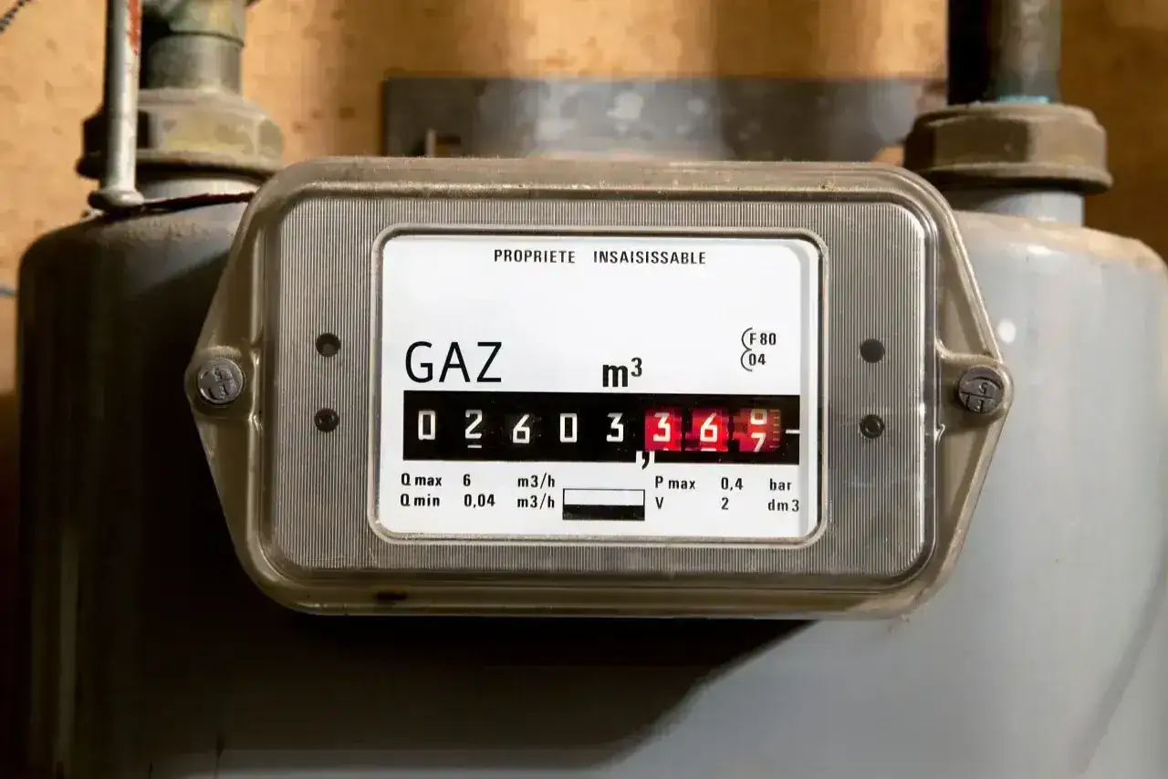 Licznik gazu pokazuje 02603369 m³. Prosty sposób, jak odczytać licznik gazu, to zanotować cyfry przed przecinkiem.