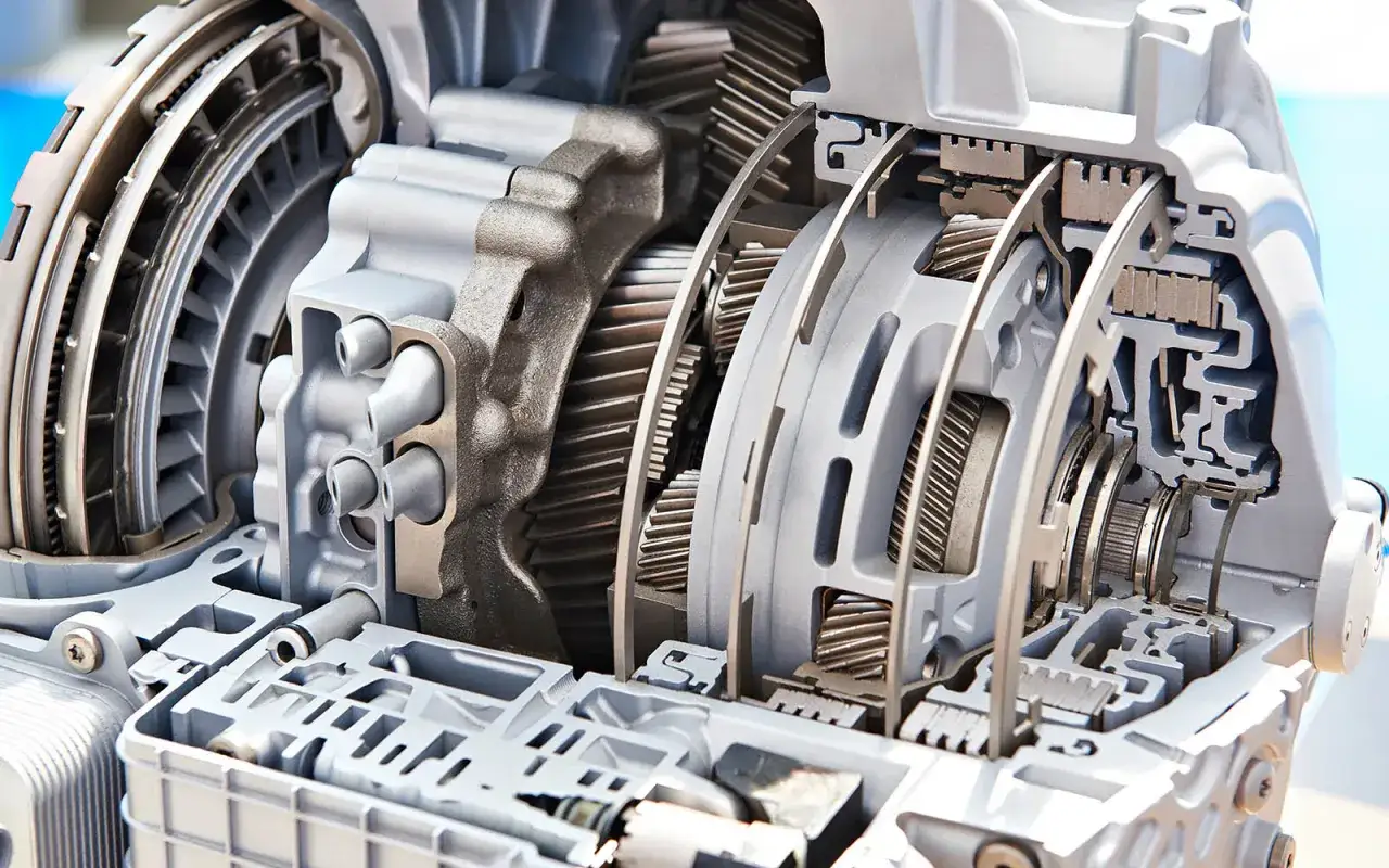 Przekrój skrzyni automatycznej z widocznymi kołami zębatymi i elementami hydraulicznymi.