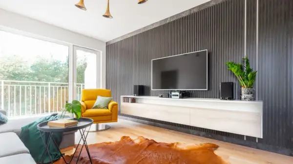 Stylowe dekoracje ścienne w salonie, które zachwycą każdego gościa