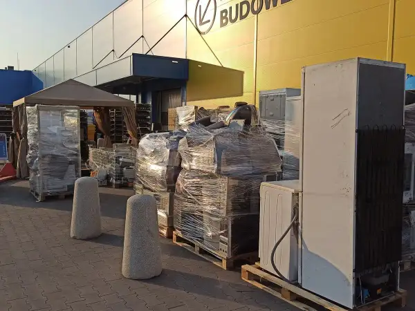 Elektrośmieci czekają na odbiór przed Castoramą. Stare lodówki i pralki gotowe do recyklingu.