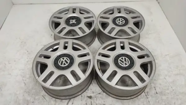 Cztery aluminiowe felgi do Volkswagena Golfa IV. Rozstaw śrub jest standardowy dla tego modelu.
