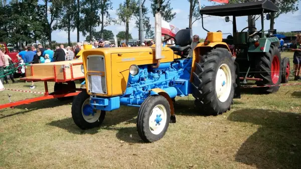 Żółto-niebieski Ursus C-360, klasyk na wystawie. Zastanawiasz się, ile oleju do silnika C 360? Ten traktor to historia polskiej motoryzacji.