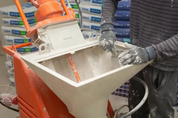 Robot do tynków maszynowych w akcji. Sprawdź, jaka jest aktualna tynki maszynowe cena i jak szybko można wykonać prace.